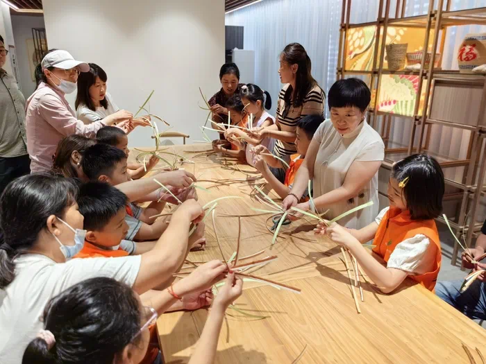 山東手造展示體驗中心，博興草編傳承人張慧華帶孩子們體驗草編技藝