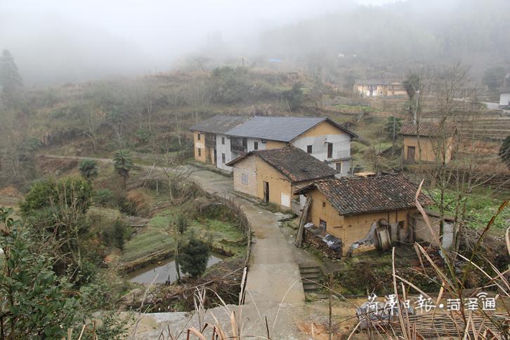 在“八角樓燈光”的照耀下，神山村實(shí)現(xiàn)了由山區(qū)到景區(qū)的歷史性跨越，交出了一份脫貧攻堅(jiān)的“漂亮”答卷。如今的神山村，正在鄉(xiāng)村振興的大道上闊步前行。圖1為神山村農(nóng)村住房舊貌（圖片由茅坪鎮(zhèn)提供）.jpg